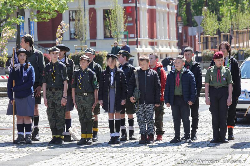 Uczestnicy uroczystości z okazji Narodowego Dnia Zwycięstwa na placu Bohaterów w Zielonej Górze
