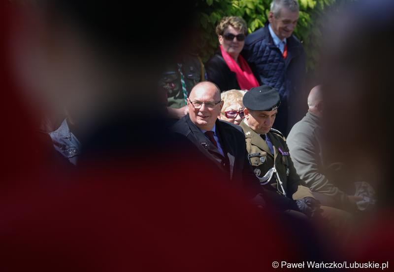 Wicemarszałek Stanisław Tomczyszyn podczas uroczystości z okazji Narodowego Dnia Zwycięstwa na placu Bohaterów w Zielonej Górze
