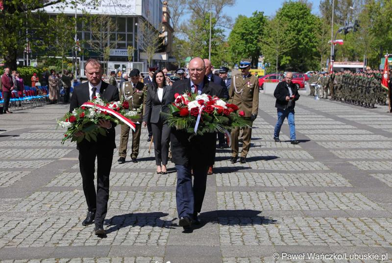 Wicemarszałek Stanisław Tomczyszyn (z prawej) składa kwiaty pod pomnikiem Bohaterów II Wojny Światowej w Zielonej Górze