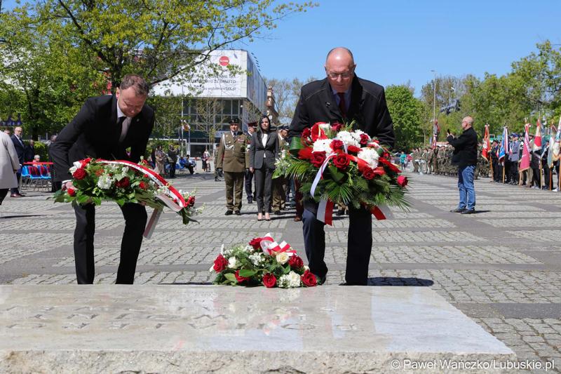 Wicemarszałek Stanisław Tomczyszyn (z prawej) składa kwiaty pod pomnikiem Bohaterów II Wojny Światowej w Zielonej Górze