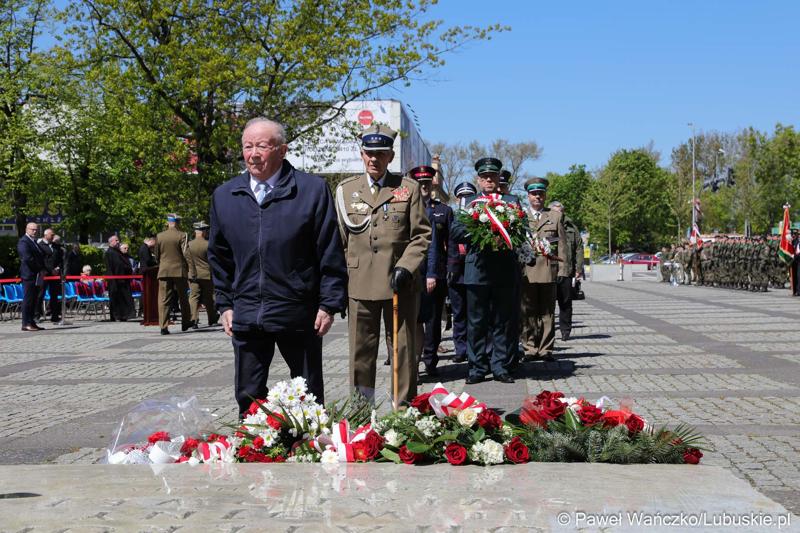 Uczestnicy uroczystości z okazji Narodowego Dnia Zwycięstwa składają kwiaty pod pomnikiem Bohaterów II Wojny Światowej w Zielonej Górze