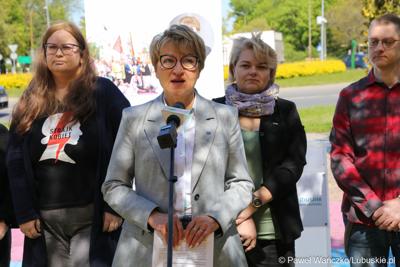 Marszałkini Województwa Lubuskiego Elżbieta Anna Polak (przy mikrofonie) podczas konferencji prasowej dot. Lubuskiej Europejskiej Karty Równości Kobiet i Mężczyzn w Życiu Lokalnym. 