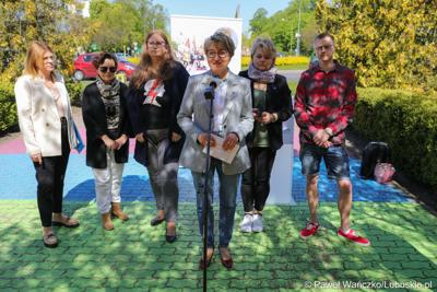 Marszałkini Województwa Lubuskiego Elżbieta Anna Polak (przy mikrofonie) podczas konferencji prasowej dot. Lubuskiej Europejskiej Karty Równości Kobiet i Mężczyzn w Życiu Lokalnym. 