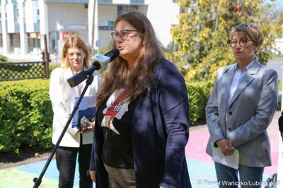 Zofia Szozda, przewodnicząca Lubuskiej Wojewódzkiej Rady Kobiet podczas konferencji prasowej dot. Lubuskiej Europejskiej Karty Równości Kobiet i Mężczyzn w Życiu Lokalnym. 