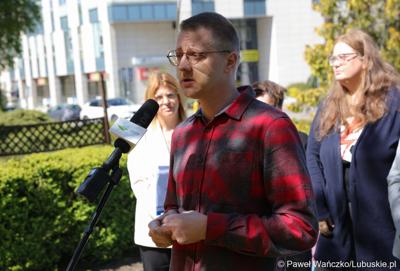 Kacper Kubiak, prezes Instytutu Równości podczas konferencji prasowej dot. Lubuskiej Europejskiej Karty Równości Kobiet i Mężczyzn w Życiu Lokalnym. 