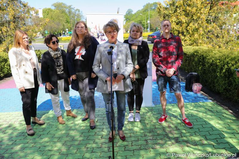 Marszałkini Województwa Lubuskiego Elżbieta Anna Polak (przy mikrofonie) podczas konferencji prasowej dot. Lubuskiej Europejskiej Karty Równości Kobiet i Mężczyzn w Życiu Lokalnym.