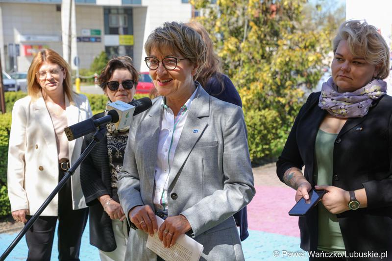 Marszałkini Województwa Lubuskiego Elżbieta Anna Polak (przy mikrofonie) podczas konferencji prasowej dot. Lubuskiej Europejskiej Karty Równości Kobiet i Mężczyzn w Życiu Lokalnym.