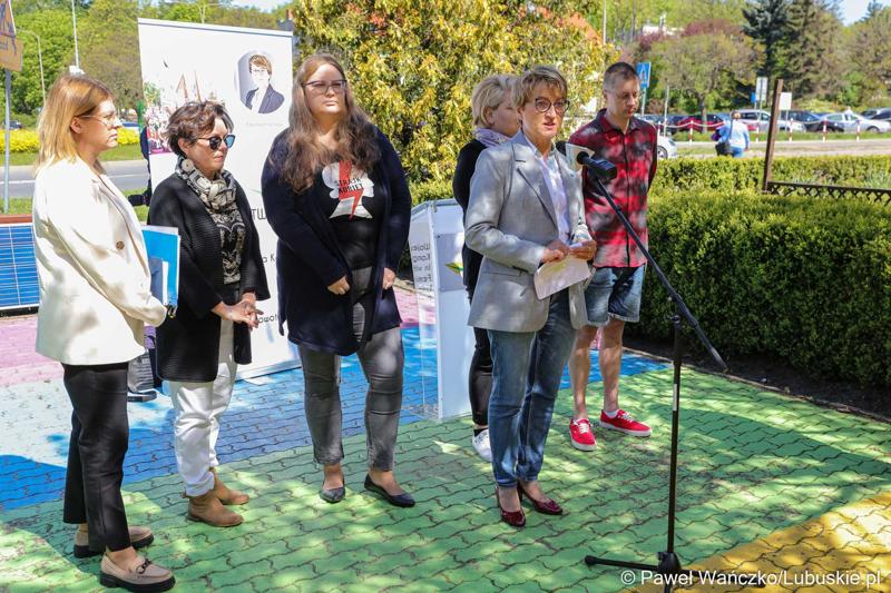 Marszałkini Województwa Lubuskiego Elżbieta Anna Polak (przy mikrofonie) podczas konferencji prasowej dot. Lubuskiej Europejskiej Karty Równości Kobiet i Mężczyzn w Życiu Lokalnym.