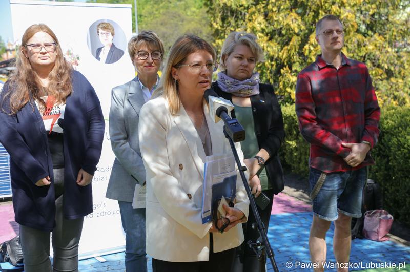Magdalena Balak-Hryńkiewicz, pełnomocniczka marszałkini ds. równości podczas konferencji prasowej dot. Lubuskiej Europejskiej Karty Równości Kobiet i Mężczyzn w Życiu Lokalnym.