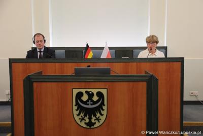 Marszałek Elżbieta Anna Polak oraz dr Marc Speich podczas posiedzenia Komitetu ds. Współpracy Międzyregionalnej Polsko-Niemieckiej Komisji Międzyrządowej ds. Współpracy Regionalnej i Przygranicznej w w Dolnośląskim Urzędzie Wojewódzkim we Wrocławiu.