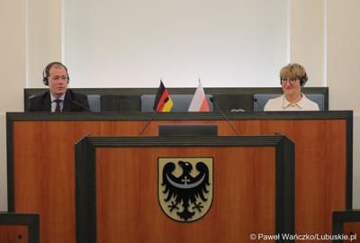 Marszałek Elżbieta Anna Polak oraz dr Marc Speich podczas posiedzenia Komitetu ds. Współpracy Międzyregionalnej Polsko-Niemieckiej Komisji Międzyrządowej ds. Współpracy Regionalnej i Przygranicznej w w Dolnośląskim Urzędzie Wojewódzkim we Wrocławiu.