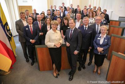 Pamiątkowe zdjęcie uczestników posiedzenia Komitetu ds. Współpracy Międzyregionalnej Polsko-Niemieckiej Komisji Międzyrządowej ds. Współpracy Regionalnej i Przygranicznej w Dolnośląskim Urzędzie Wojewódzkim we Wrocławiu.
