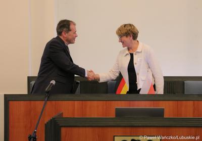 Marszałek Elżbieta Anna Polak oraz dr Marc Speich dziękują sobie po zakończeniu posiedzenia Komitetu ds. Współpracy Międzyregionalnej Polsko-Niemieckiej Komisji Międzyrządowej ds. Współpracy Regionalnej i Przygranicznej w w Dolnośląskim Urzędzie Wojewódzkim we Wrocławiu.