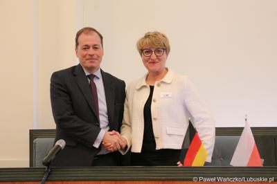 Marszałek Elżbieta Anna Polak oraz dr Marc Speich dziękują sobie po zakończeniu posiedzenia Komitetu ds. Współpracy Międzyregionalnej Polsko-Niemieckiej Komisji Międzyrządowej ds. Współpracy Regionalnej i Przygranicznej w w Dolnośląskim Urzędzie Wojewódzkim we Wrocławiu.