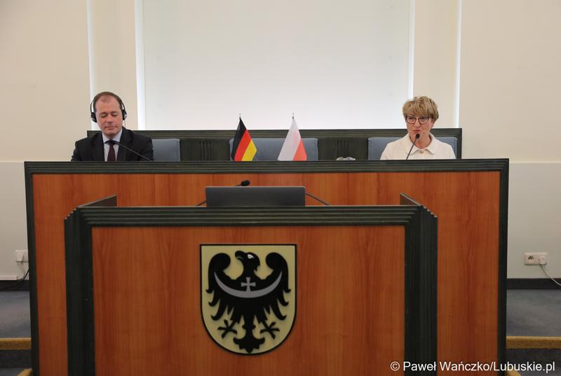 Marszałek Elżbieta Anna Polak oraz dr Marc Speich podczas posiedzenia Komitetu ds. Współpracy Międzyregionalnej Polsko-Niemieckiej Komisji Międzyrządowej ds. Współpracy Regionalnej i Przygranicznej w w Dolnośląskim Urzędzie Wojewódzkim we Wrocławiu.