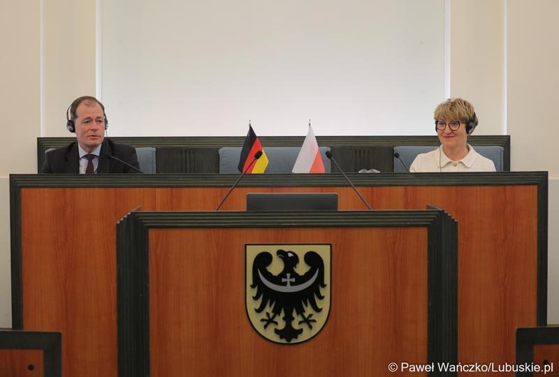 Marszałek Elżbieta Anna Polak oraz dr Marc Speich podczas posiedzenia Komitetu ds. Współpracy Międzyregionalnej Polsko-Niemieckiej Komisji Międzyrządowej ds. Współpracy Regionalnej i Przygranicznej w w Dolnośląskim Urzędzie Wojewódzkim we Wrocławiu.