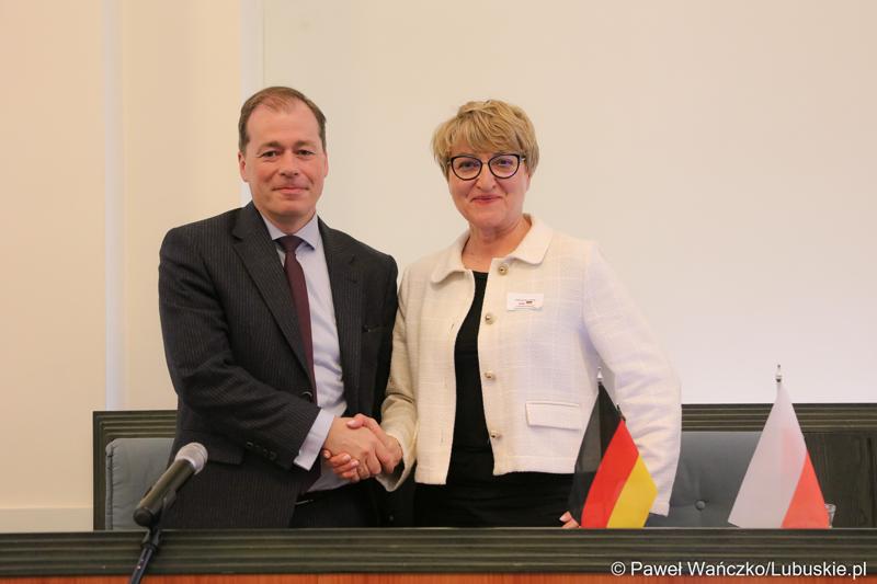 Marszałek Elżbieta Anna Polak oraz dr Marc Speich dziękują sobie po zakończeniu posiedzenia Komitetu ds. Współpracy Międzyregionalnej Polsko-Niemieckiej Komisji Międzyrządowej ds. Współpracy Regionalnej i Przygranicznej w w Dolnośląskim Urzędzie Wojewódzkim we Wrocławiu.