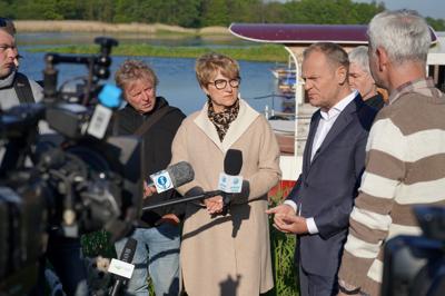 12 maja 2023 r. przy Przystani Tu w Cigacicach marszałek Elżbieta Anna Polak oraz przewodniczący Platformy Obywatelskiej i były premier Donald Tusk spotkali się z przedsiębiorcami związanymi z Odrą