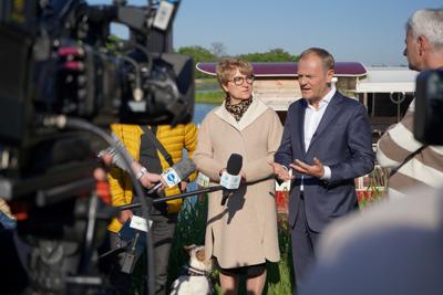 12 maja 2023 r. przy Przystani Tu w Cigacicach marszałek Elżbieta Anna Polak oraz przewodniczący Platformy Obywatelskiej i były premier Donald Tusk spotkali się z przedsiębiorcami związanymi z Odrą
