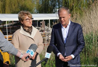 12 maja 2023 r. przy Przystani Tu w Cigacicach marszałek Elżbieta Anna Polak oraz przewodniczący Platformy Obywatelskiej i były premier Donald Tusk spotkali się z przedsiębiorcami związanymi z Odrą