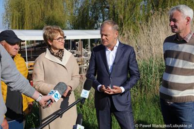 12 maja 2023 r. przy Przystani Tu w Cigacicach marszałek Elżbieta Anna Polak oraz przewodniczący Platformy Obywatelskiej i były premier Donald Tusk spotkali się z przedsiębiorcami związanymi z Odrą