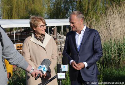 12 maja 2023 r. przy Przystani Tu w Cigacicach marszałek Elżbieta Anna Polak oraz przewodniczący Platformy Obywatelskiej i były premier Donald Tusk spotkali się z przedsiębiorcami związanymi z Odrą