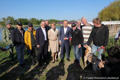 12 maja 2023 r. przy Przystani Tu w Cigacicach marszałek Elżbieta Anna Polak oraz przewodniczący Platformy Obywatelskiej i były premier Donald Tusk spotkali się z przedsiębiorcami związanymi z Odrą