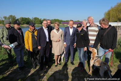 12 maja 2023 r. przy Przystani Tu w Cigacicach marszałek Elżbieta Anna Polak oraz przewodniczący Platformy Obywatelskiej i były premier Donald Tusk spotkali się z przedsiębiorcami związanymi z Odrą