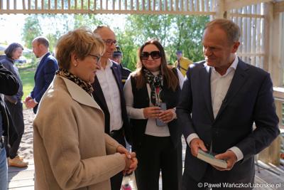 12 maja 2023 r. przy Przystani Tu w Cigacicach marszałek Elżbieta Anna Polak oraz przewodniczący Platformy Obywatelskiej i były premier Donald Tusk spotkali się z przedsiębiorcami związanymi z Odrą
