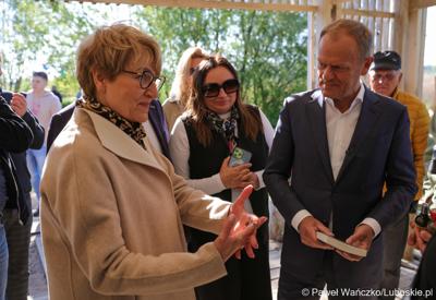12 maja 2023 r. przy Przystani Tu w Cigacicach marszałek Elżbieta Anna Polak oraz przewodniczący Platformy Obywatelskiej i były premier Donald Tusk spotkali się z przedsiębiorcami związanymi z Odrą