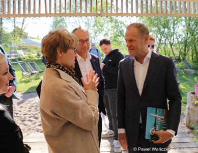 12 maja 2023 r. przy Przystani Tu w Cigacicach marszałek Elżbieta Anna Polak oraz przewodniczący Platformy Obywatelskiej i były premier Donald Tusk spotkali się z przedsiębiorcami związanymi z Odrą