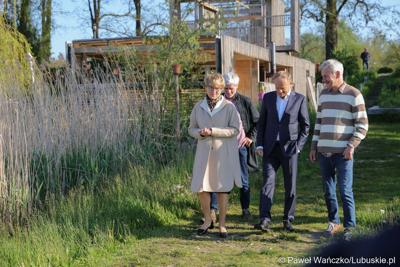 12 maja 2023 r. przy Przystani Tu w Cigacicach marszałek Elżbieta Anna Polak oraz przewodniczący Platformy Obywatelskiej i były premier Donald Tusk spotkali się z przedsiębiorcami związanymi z Odrą