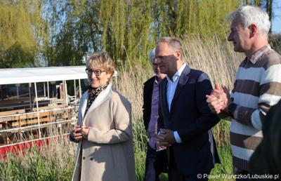 12 maja 2023 r. przy Przystani Tu w Cigacicach marszałek Elżbieta Anna Polak oraz przewodniczący Platformy Obywatelskiej i były premier Donald Tusk spotkali się z przedsiębiorcami związanymi z Odrą