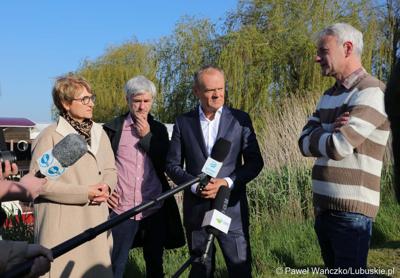 12 maja 2023 r. przy Przystani Tu w Cigacicach marszałek Elżbieta Anna Polak oraz przewodniczący Platformy Obywatelskiej i były premier Donald Tusk spotkali się z przedsiębiorcami związanymi z Odrą