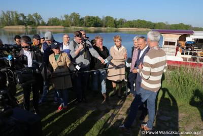 12 maja 2023 r. przy Przystani Tu w Cigacicach marszałek Elżbieta Anna Polak oraz przewodniczący Platformy Obywatelskiej i były premier Donald Tusk spotkali się z przedsiębiorcami związanymi z Odrą