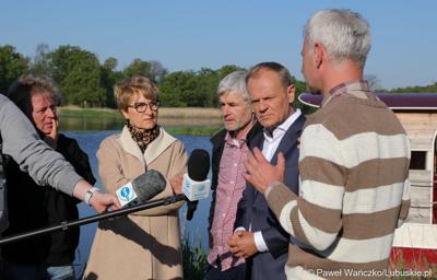 12 maja 2023 r. przy Przystani Tu w Cigacicach marszałek Elżbieta Anna Polak oraz przewodniczący Platformy Obywatelskiej i były premier Donald Tusk spotkali się z przedsiębiorcami związanymi z Odrą