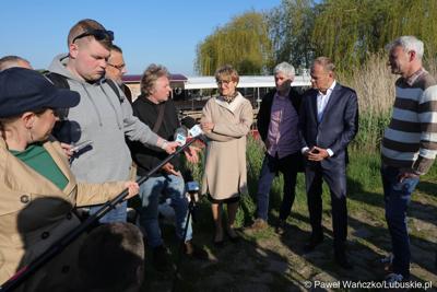 12 maja 2023 r. przy Przystani Tu w Cigacicach marszałek Elżbieta Anna Polak oraz przewodniczący Platformy Obywatelskiej i były premier Donald Tusk spotkali się z przedsiębiorcami związanymi z Odrą