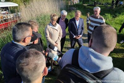 12 maja 2023 r. przy Przystani Tu w Cigacicach marszałek Elżbieta Anna Polak oraz przewodniczący Platformy Obywatelskiej i były premier Donald Tusk spotkali się z przedsiębiorcami związanymi z Odrą