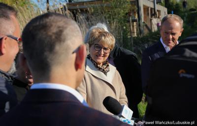 12 maja 2023 r. przy Przystani Tu w Cigacicach marszałek Elżbieta Anna Polak oraz przewodniczący Platformy Obywatelskiej i były premier Donald Tusk spotkali się z przedsiębiorcami związanymi z Odrą