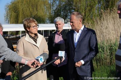 12 maja 2023 r. przy Przystani Tu w Cigacicach marszałek Elżbieta Anna Polak oraz przewodniczący Platformy Obywatelskiej i były premier Donald Tusk spotkali się z przedsiębiorcami związanymi z Odrą