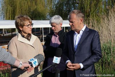12 maja 2023 r. przy Przystani Tu w Cigacicach marszałek Elżbieta Anna Polak oraz przewodniczący Platformy Obywatelskiej i były premier Donald Tusk spotkali się z przedsiębiorcami związanymi z Odrą