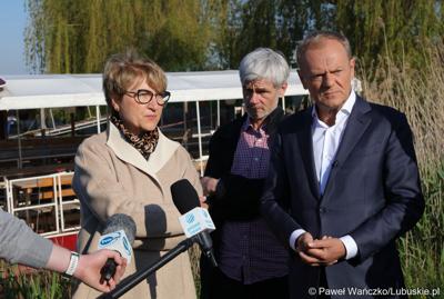 12 maja 2023 r. przy Przystani Tu w Cigacicach marszałek Elżbieta Anna Polak oraz przewodniczący Platformy Obywatelskiej i były premier Donald Tusk spotkali się z przedsiębiorcami związanymi z Odrą