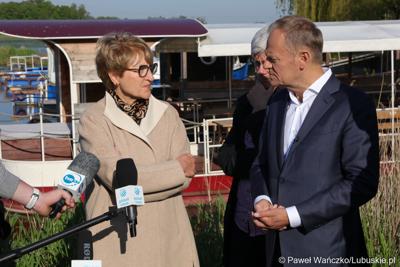 12 maja 2023 r. przy Przystani Tu w Cigacicach marszałek Elżbieta Anna Polak oraz przewodniczący Platformy Obywatelskiej i były premier Donald Tusk spotkali się z przedsiębiorcami związanymi z Odrą