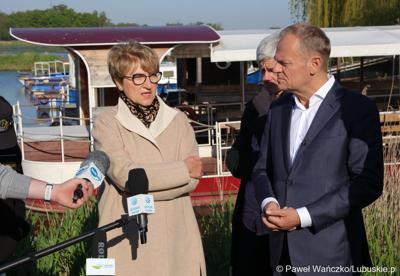 12 maja 2023 r. przy Przystani Tu w Cigacicach marszałek Elżbieta Anna Polak oraz przewodniczący Platformy Obywatelskiej i były premier Donald Tusk spotkali się z przedsiębiorcami związanymi z Odrą