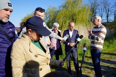 12 maja 2023 r. przy Przystani Tu w Cigacicach marszałek Elżbieta Anna Polak oraz przewodniczący Platformy Obywatelskiej i były premier Donald Tusk spotkali się z przedsiębiorcami związanymi z Odrą