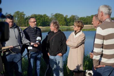 12 maja 2023 r. przy Przystani Tu w Cigacicach marszałek Elżbieta Anna Polak oraz przewodniczący Platformy Obywatelskiej i były premier Donald Tusk spotkali się z przedsiębiorcami związanymi z Odrą