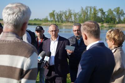12 maja 2023 r. przy Przystani Tu w Cigacicach marszałek Elżbieta Anna Polak oraz przewodniczący Platformy Obywatelskiej i były premier Donald Tusk spotkali się z przedsiębiorcami związanymi z Odrą