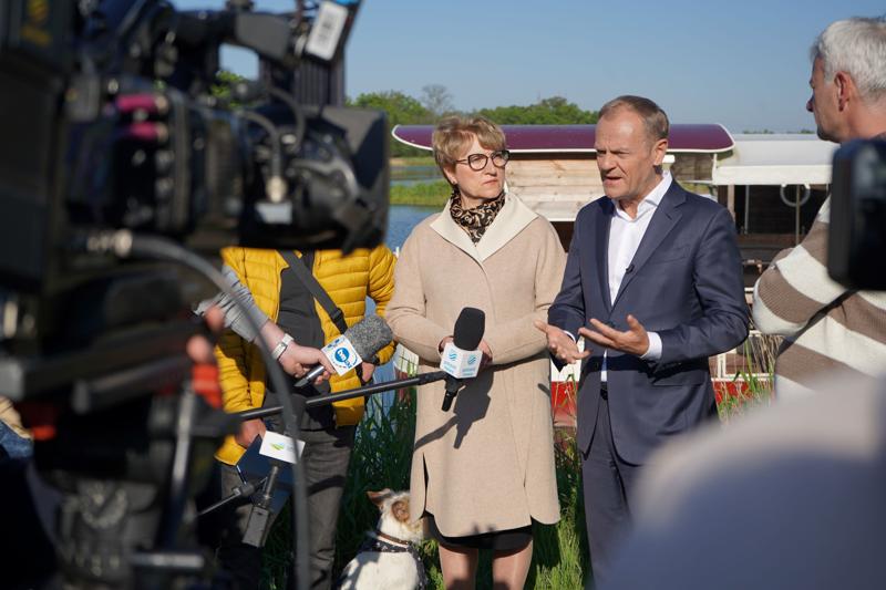 12 maja 2023 r. przy Przystani Tu w Cigacicach marszałek Elżbieta Anna Polak oraz przewodniczący Platformy Obywatelskiej i były premier Donald Tusk spotkali się z przedsiębiorcami związanymi z Odrą