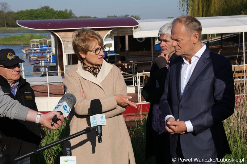 12 maja 2023 r. przy Przystani Tu w Cigacicach marszałek Elżbieta Anna Polak oraz przewodniczący Platformy Obywatelskiej i były premier Donald Tusk spotkali się z przedsiębiorcami związanymi z Odrą