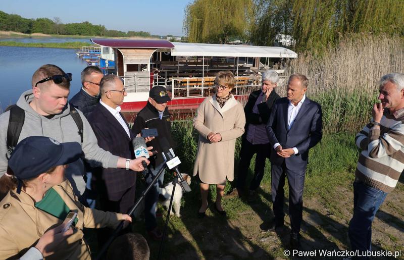 12 maja 2023 r. przy Przystani Tu w Cigacicach marszałek Elżbieta Anna Polak oraz przewodniczący Platformy Obywatelskiej i były premier Donald Tusk spotkali się z przedsiębiorcami związanymi z Odrą